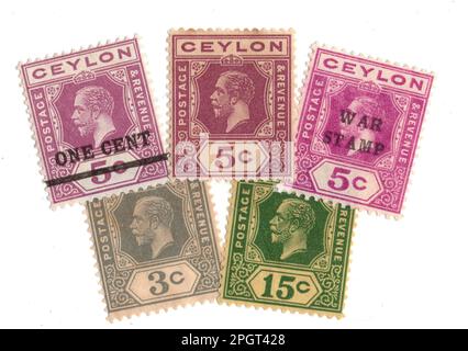 Alte Briefmarken aus Ceylon, isoliert auf weißem Hintergrund. Stockfoto