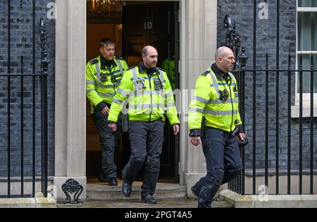 London, England, Großbritannien. Mitglieder der Metropolitan Police Special Escort Group (Motorräder) verlassen die Downing Street 10, bevor sie den Premier zu... Stockfoto