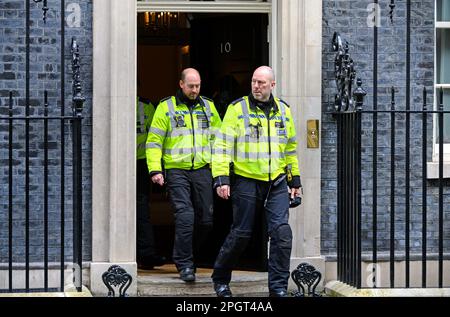 London, England, Großbritannien. Mitglieder der Metropolitan Police Special Escort Group (Motorräder) verlassen die Downing Street 10, bevor sie den Premier zu... Stockfoto