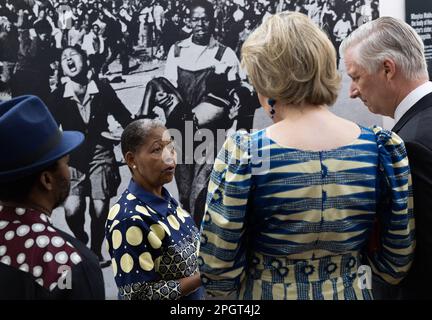 Johannesburg, Südafrika. 24. März 2023. Königin Mathilde von Belgien und König Philippe - Filip von Belgien erhalten eine Führung durch Antoinette Sithole, die Schwester von Hector Pieterson, bei einem Besuch des Hector Pieterson Museums in Soweto, Johannesburg, während eines Staatsbesuchs des belgischen Königspaares in der Republik Südafrika, Freitag, 24. März 2023. BELGA FOTO BENOIT DOPPAGNE Kredit: Belga News Agency/Alamy Live News Stockfoto