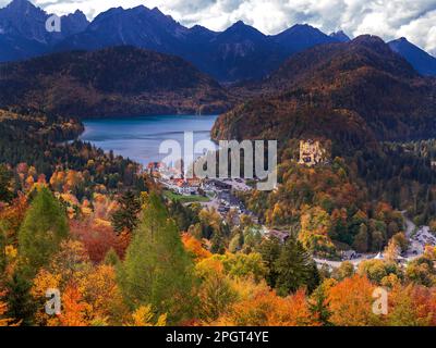 Schloss Hohenschwangau Blick vom Schloss Neuschwanstein,Palast im neo-romanischen Stil aus dem 19. Jahrhundert, Schwangau, Füssen, Ostallgäu, Bayern, Keim Stockfoto