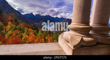 Schloss Hohenschwangau Blick vom Schloss Neuschwanstein,Palast im neo-romanischen Stil aus dem 19. Jahrhundert, Schwangau, Füssen, Ostallgäu, Bayern, Keim Stockfoto