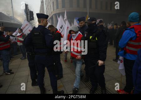 Warschau, Polen. 24. März 2023. Gewerkschaften von Bergleuten protestieren am 24. März 2023 gegen EU-Vorschläge für neue Vorschriften zur Verfolgung von Methanemissionen in Warschau (Polen). (Foto: Jaap Arriens/Sipa USA) Guthaben: SIPA USA/Alamy Live News Stockfoto