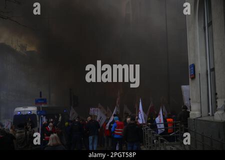 Warschau, Polen. 24. März 2023. Gewerkschaften von Bergleuten protestieren am 24. März 2023 gegen EU-Vorschläge für neue Vorschriften zur Verfolgung von Methanemissionen in Warschau (Polen). (Foto: Jaap Arriens/Sipa USA) Guthaben: SIPA USA/Alamy Live News Stockfoto