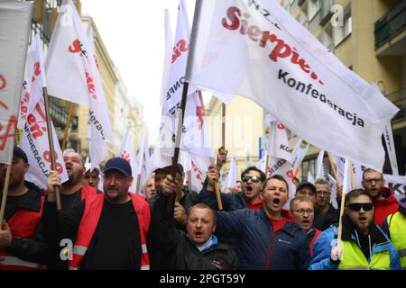 Warschau, Polen. 24. März 2023. Gewerkschaften von Bergleuten protestieren am 24. März 2023 gegen EU-Vorschläge für neue Vorschriften zur Verfolgung von Methanemissionen in Warschau (Polen). (Foto: Jaap Arriens/Sipa USA) Guthaben: SIPA USA/Alamy Live News Stockfoto