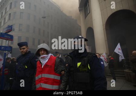 Warschau, Polen. 24. März 2023. Gewerkschaften von Bergleuten protestieren am 24. März 2023 gegen EU-Vorschläge für neue Vorschriften zur Verfolgung von Methanemissionen in Warschau (Polen). (Foto: Jaap Arriens/Sipa USA) Guthaben: SIPA USA/Alamy Live News Stockfoto