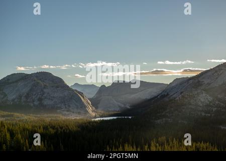 Tenaya Lake im frühen Morgensonnenlicht im Yosemite-Nationalpark Stockfoto