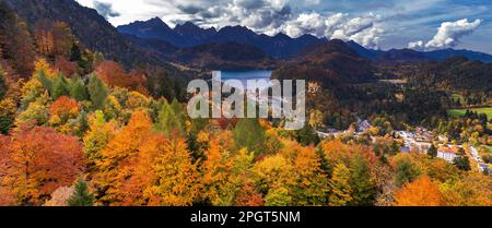 Schloss Hohenschwangau Blick vom Schloss Neuschwanstein,Palast im neo-romanischen Stil aus dem 19. Jahrhundert, Schwangau, Füssen, Ostallgäu, Bayern, Keim Stockfoto