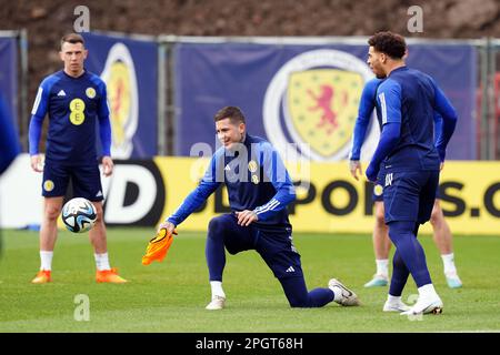 Scotlands Lyndon Dykes während eines Trainings in Lesser Hampden, Glasgow. Schottland beginnt morgen, Samstag, den 25. März, seine Qualifizierungskampagne zur Euro 2024 gegen Zypern. Foto: Freitag, 24. März 2023. Stockfoto