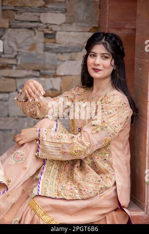 Islamabad, Pakistan, 15. März 2023. Weibliches Model, das sich draußen in einem Sommerkleid mit indischem pakistanischem, asiatischem, traditionellem Salwar-Kameez posiert Stockfoto