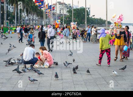 Phnom Penh, Kambodscha-Dezember 23. 2022: Viele Khmer-Familien und Freunde, versammeln sich entlang des beliebten Riverside Boulevard Strip, während die Sonne untergeht, genießen Sie Soc Stockfoto