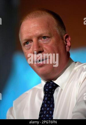 Dossierfoto vom 21. März 10/09 von Fire Brigade Union Secretary Matt Wrack spricht an FBU-Mitglieder in der Central Methodist Hall im Zentrum von London. Die Gewerkschaften werden aufgefordert, eine Kampagne zu starten, um sich dem umstrittenen neuen Gesetz über Mindestdienstleistungen während Streiks zu widersetzen. Herr Wrack hat gefordert, dass die Mindestvorschriften für die Dienstgüte, die derzeit vom Parlament verabschiedet werden, nicht eingehalten werden. Ausgabedatum: Freitag, 24. März 2023. Stockfoto