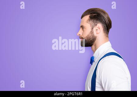 Profilseitenansicht Porträt mit Werbeträger, leerer Platz für Werbung des berühmten konzentrierten Sängers, der Schleife, Hemd, Hosenträger trägt, isoliert auf Stockfoto