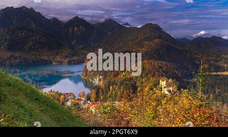 Schloss Hohenschwangau Blick vom Schloss Neuschwanstein,Palast im neo-romanischen Stil aus dem 19. Jahrhundert, Schwangau, Füssen, Ostallgäu, Bayern, Keim Stockfoto