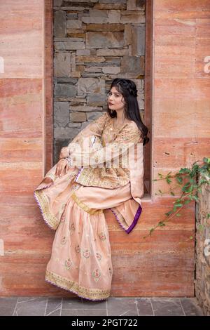 Islamabad, Pakistan, 15. März 2023. Weibliches Model, das sich draußen in einem Sommerkleid mit indischem pakistanischem, asiatischem, traditionellem Salwar-Kameez posiert Stockfoto