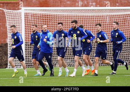 Schottische Spieler während eines Trainings in Lesser Hampden, Glasgow. Schottland beginnt morgen, Samstag, den 25. März, seine Qualifizierungskampagne zur Euro 2024 gegen Zypern. Foto: Freitag, 24. März 2023. Stockfoto