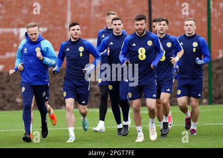 Schottische Spieler während eines Trainings in Lesser Hampden, Glasgow. Schottland beginnt morgen, Samstag, den 25. März, seine Qualifizierungskampagne zur Euro 2024 gegen Zypern. Foto: Freitag, 24. März 2023. Stockfoto