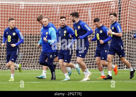 Schottische Spieler während eines Trainings in Lesser Hampden, Glasgow. Schottland beginnt morgen, Samstag, den 25. März, seine Qualifizierungskampagne zur Euro 2024 gegen Zypern. Foto: Freitag, 24. März 2023. Stockfoto