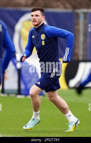 Andy Robertson aus Schottland während eines Trainings in Lesser Hampden, Glasgow. Schottland beginnt morgen, Samstag, den 25. März, seine Qualifizierungskampagne zur Euro 2024 gegen Zypern. Foto: Freitag, 24. März 2023. Stockfoto