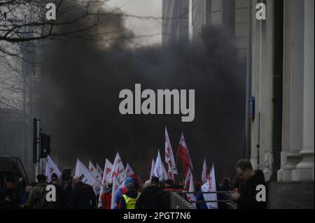 Warschau, Polen. 24. März 2023. Gewerkschaften von Bergleuten protestieren am 24. März 2023 gegen EU-Vorschläge für neue Vorschriften zur Verfolgung von Methanemissionen in Warschau (Polen). (Foto: Jaap Arriens/Sipa USA) Guthaben: SIPA USA/Alamy Live News Stockfoto