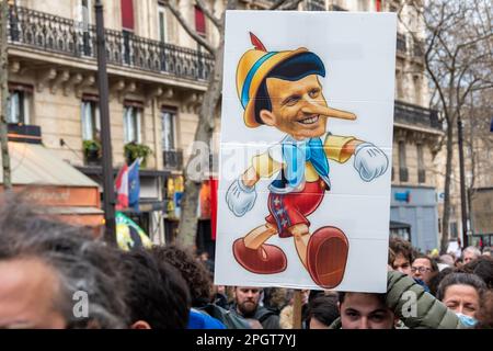 Ein Schild, das den französischen Präsidenten Emmanuel Macron als Pinocchio mit einer langen Nase, d. h. als Lügner, während eines marsches gegen die Rentenreform darstellt Stockfoto