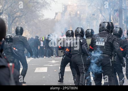 Die französische Aufruhr-Polizei ( Brav ) sieht sich nach einem Protest gegen die Rentenreform in einer Straße von Paris, Frankreich, Aufruhr im Rauch von Tränengas ausgesetzt Stockfoto