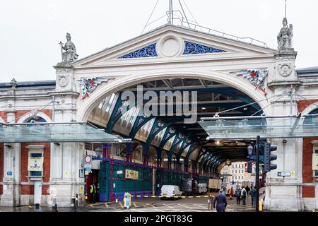 Die Grand Avenue am Smithfield Meat Market (Südseite) im Farringdon-Gebiet der City of London, Großbritannien Stockfoto