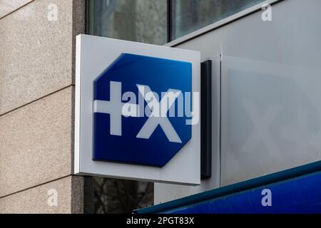 Unterschrift und Logo einer regionalen Zweigstelle der Banque Populaire-Gruppe, einer französischen Bank- und Finanzgruppe regionaler Banken, einschließlich BRED Stockfoto