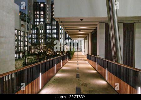 St Alphage High Walk, ein erhöhter Fußweg in der Barbican Gegend der City of London, Großbritannien Stockfoto