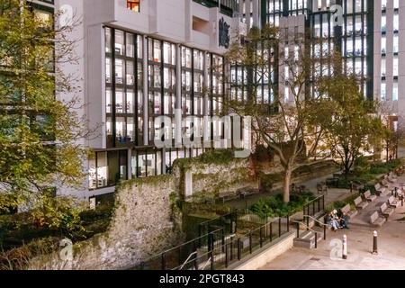 Salter's Gardens mit der antiken römischen Mauer vor der Salter's Hall vom St. Alphage High Walk in der Barbican Gegend der City of London, Großbritannien Stockfoto