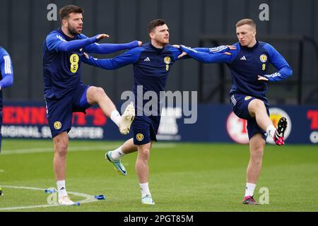 Andy Robertson (Zentrum) aus Schottland während eines Trainings in Lesser Hampden, Glasgow. Schottland beginnt morgen, Samstag, den 25. März, seine Qualifizierungskampagne zur Euro 2024 gegen Zypern. Foto: Freitag, 24. März 2023. Stockfoto