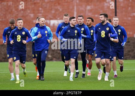 Andy Robertson (Zentrum) aus Schottland während eines Trainings in Lesser Hampden, Glasgow. Schottland beginnt morgen, Samstag, den 25. März, seine Qualifizierungskampagne zur Euro 2024 gegen Zypern. Foto: Freitag, 24. März 2023. Stockfoto