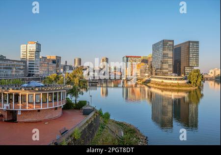 Vormittag im Düsseldorf Media Harbour, NRW, Deutschland Stockfoto