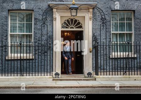 Downing Street, London, Großbritannien. 14. März 2023 Der britische Premierminister Rishi Sunak verlässt Nummer 10, um den israelischen Premierminister Benjamin Netanjahu in der Downing Street, London, Großbritannien, willkommen zu heißen. Foto: Amanda Rose/Alamy Live News Stockfoto