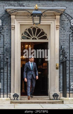 Downing Street, London, Großbritannien. 14. März 2023 Der britische Premierminister Rishi Sunak verlässt Nummer 10, um den israelischen Premierminister Benjamin Netanjahu in der Downing Street, London, Großbritannien, willkommen zu heißen. Foto: Amanda Rose/Alamy Live News Stockfoto