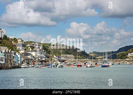 Liegejachten auf dem Fluss Looe in Cornwall. Blick auf den Fluss in Richtung Brücke und Quay Road in West Looe. Kürzlich als Shipton Abbott aufgeführt Stockfoto