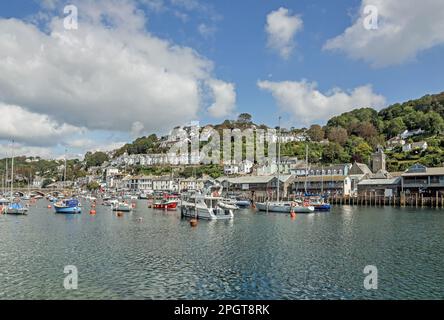 Liegejachten auf dem Fluss Looe in Cornwall. East Looe mit seinem Angelkai und guildhall bilden die Kulisse. Kürzlich als Shipton Abbott aufgeführt Stockfoto