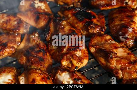 Nahaufnahme Kochen und Rauchen Huhn Büffel oder Teriyaki Sauce Flügel auf bbq-Char-Grill, Blick aus dem hohen Winkel Stockfoto