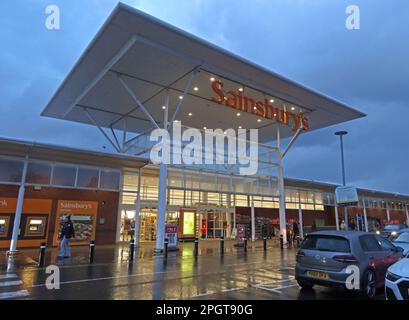 Sainsburys Supermarkt, 100 Church St, Warrington Town Centre at Dusk, Cheshire, England, UK, WA1 2TN Stockfoto