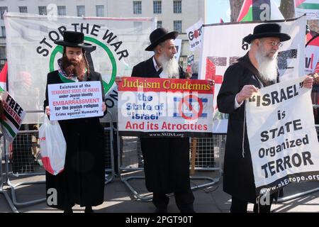 Whitehall, London, Großbritannien. 24. März 2023 Proteste gegenüber der Downing Street gegen den Besuch des israelischen Premierministers Benjamin Netanjahu. Kredit: Matthew Chattle/Alamy Live News Stockfoto