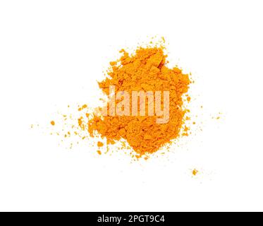 Nahaufnahme eines Haufens von gelbem Kurkuma-Gewürzpulver, das verschüttet wurde und isoliert auf weißem Hintergrund, erhöhte Ansicht von oben, direkt darüber verteilt ist Stockfoto