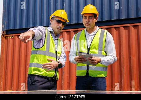 asiatische Universitätsstudentin lernt alternative nachhaltige Energie und baut Solarpaneele mit Professor auf. Ingenieurteam arbeitet an Überprüfung und Wartung Stockfoto