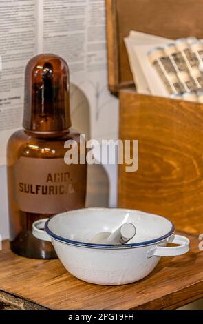 Nahaufnahme ostdeutscher Apotheke-Objekte im Museum Dresden Stockfoto