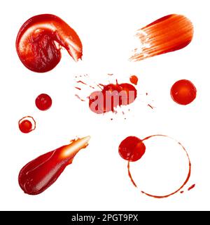 Nahaufnahme verschiedener roter Ketchup-Tomatensauce nasse Flecken isoliert auf weißem Hintergrund, Draufsicht, direkt darüber Stockfoto