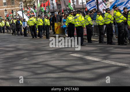 London, Großbritannien. 24. März 2023. Demonstranten außerhalb der Downing Street nach dem Besuch des israelischen Premierministers Benjamin Netanjahu Credit: Ian Davidson/Alamy Live News Stockfoto