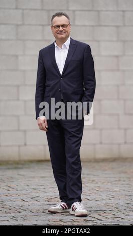 Hamburg, Deutschland. 24. März 2023. Hendrik Lünenborg, der neue Direktor des staatlichen Rundfunkzentrums Hamburg, steht auf dem Gelände des Norddeutschen Rundfunk (NDR). Auf einer außerordentlichen Sitzung am Freitag genehmigte der Verwaltungsrat des öffentlich-rechtlichen Rundfunkanstalten den entsprechenden Vorschlag des Generaldirektors der NDR Knuth. Kredit: Marcus Brandt/dpa/Alamy Live News Stockfoto
