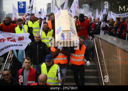 Warschau, Polen. 24. März 2023. Bergleute tragen ein Fass mit Bildern von EU-Beamten Frans Timmermans und Ursula von der Leuen und der Klinataktivistin Greta Thunberg während eines Protests gegen EU-Vorschläge für neue Vorschriften zur Rückverfolgung von Methanemissionen in Warschau, Polen am 24. März 2023. (Foto: Jaap Arriens/Sipa USA) Guthaben: SIPA USA/Alamy Live News Stockfoto