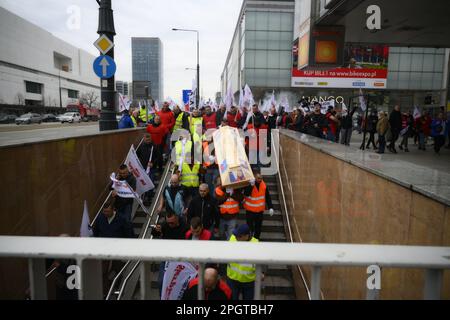 Warschau, Polen. 24. März 2023. Bergleute tragen ein Fass mit Bildern von EU-Beamten Frans Timmermans und Ursula von der Leuen und der Klinataktivistin Greta Thunberg während eines Protests gegen EU-Vorschläge für neue Vorschriften zur Rückverfolgung von Methanemissionen in Warschau, Polen am 24. März 2023. (Foto: Jaap Arriens/Sipa USA) Guthaben: SIPA USA/Alamy Live News Stockfoto