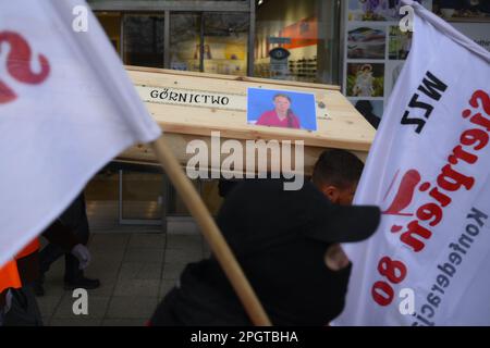 Warschau, Polen. 24. März 2023. Bergleute tragen ein Fass mit Bildern von EU-Beamten Frans Timmermans und Ursula von der Leuen und der Klinataktivistin Greta Thunberg während eines Protests gegen EU-Vorschläge für neue Vorschriften zur Rückverfolgung von Methanemissionen in Warschau, Polen am 24. März 2023. (Foto: Jaap Arriens/Sipa USA) Guthaben: SIPA USA/Alamy Live News Stockfoto