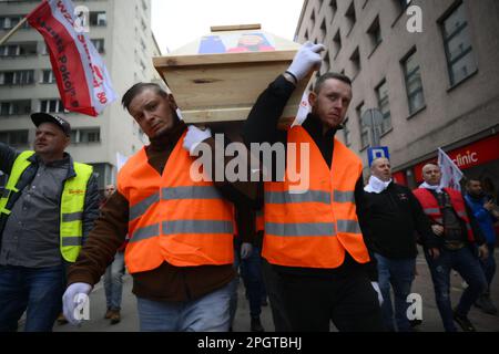 Warschau, Polen. 24. März 2023. Bergleute tragen ein Fass mit Bildern von EU-Beamten Frans Timmermans und Ursula von der Leuen und der Klinataktivistin Greta Thunberg während eines Protests gegen EU-Vorschläge für neue Vorschriften zur Rückverfolgung von Methanemissionen in Warschau, Polen am 24. März 2023. (Foto: Jaap Arriens/Sipa USA) Guthaben: SIPA USA/Alamy Live News Stockfoto